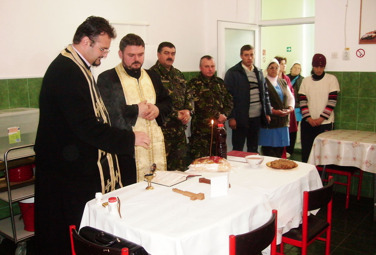 Bătrânii de la Centrul medico-social Bivolari, vizitaţi de militarii ieşeni