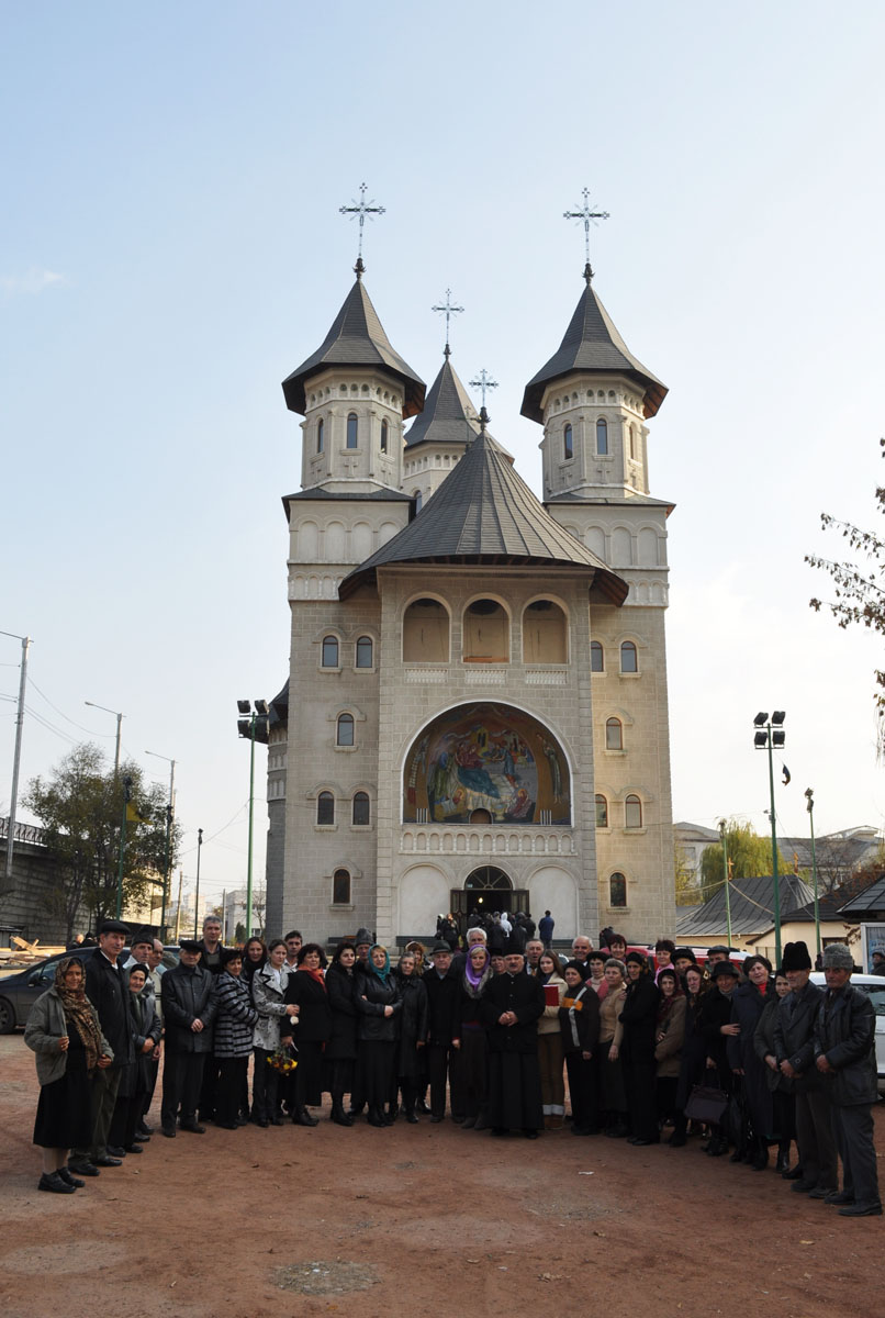 Moaştele Sfântului Nectarie, venerate la Iaşi de peste o mie de credincioşi