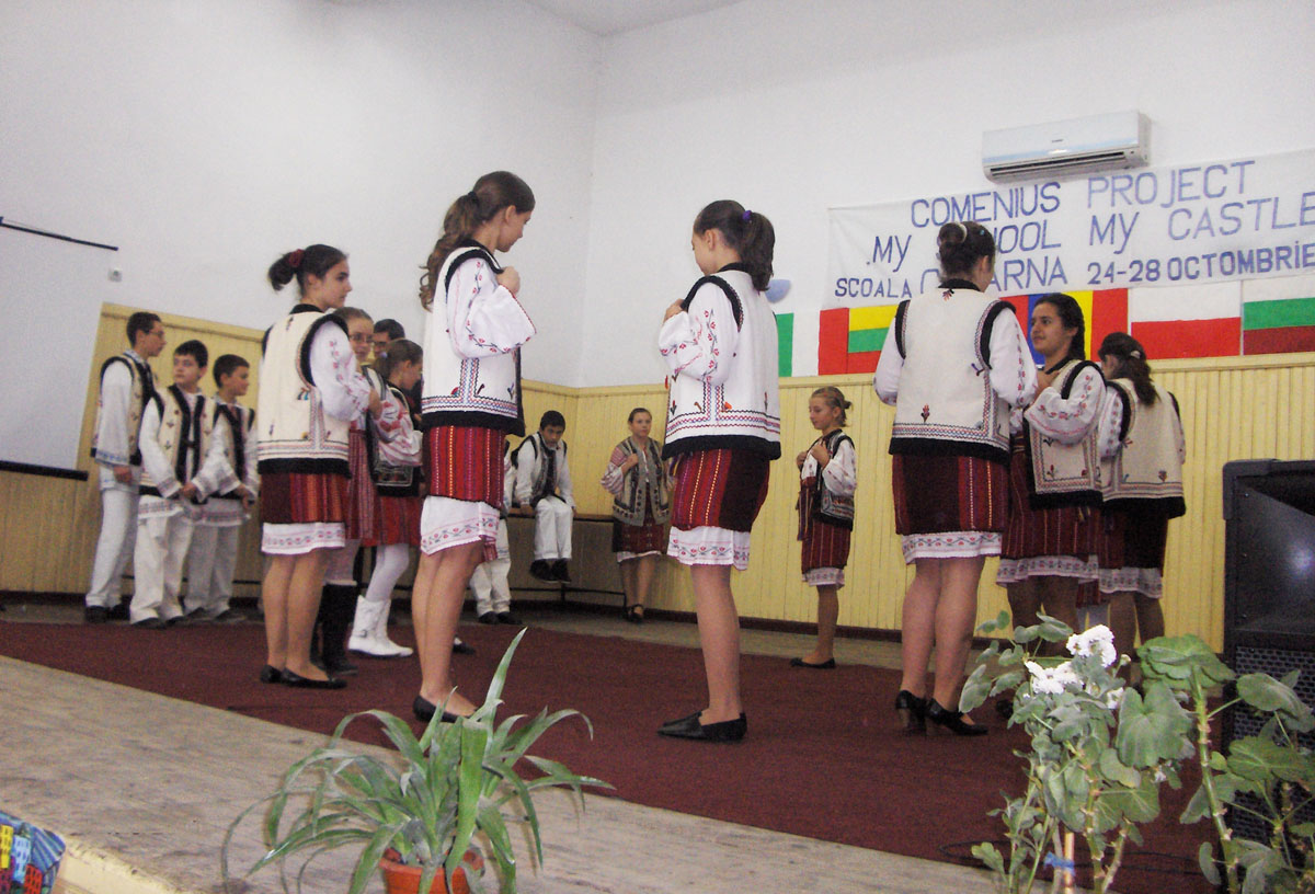 La Şcoala Comarna se păstrează tradiţia populară românească