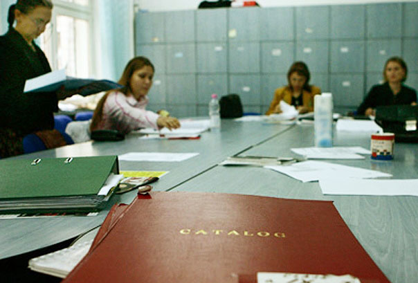 Tot mai mulţi profesori pleacă la muncă în străinătate