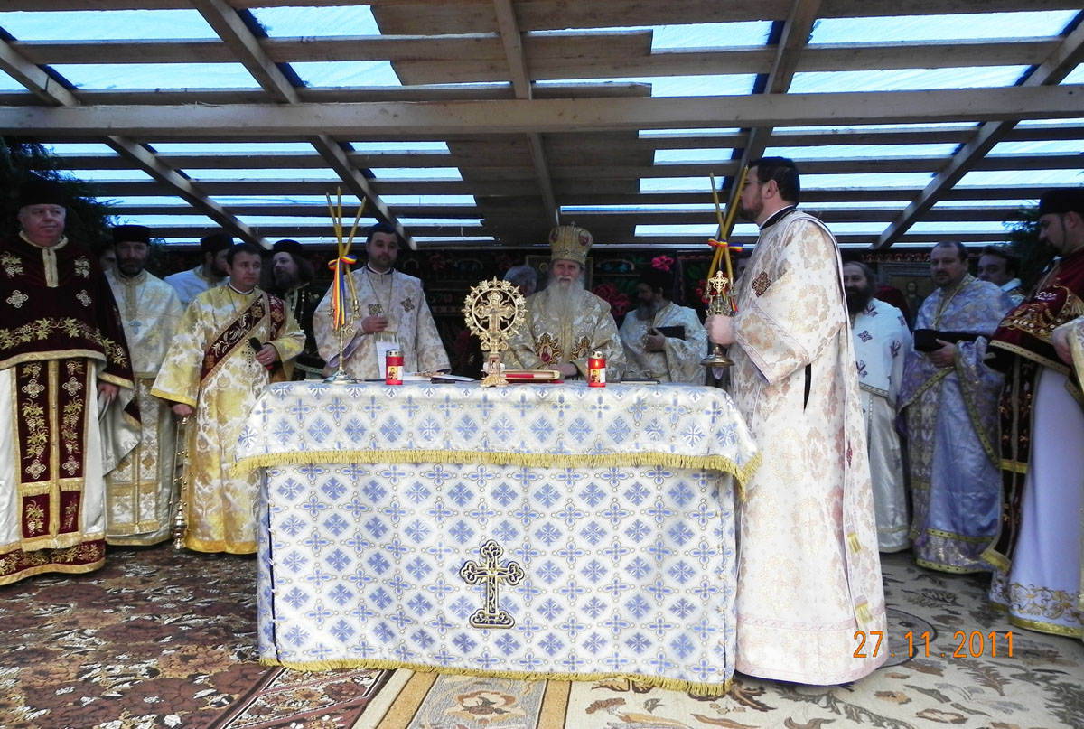 IPS Pimen a oficiat Sfânta Liturghie alături de un sobor de preoţi şi diaconi Biserica parohiei Slătioara - Stulpicani, resfinţită după 130 de ani
