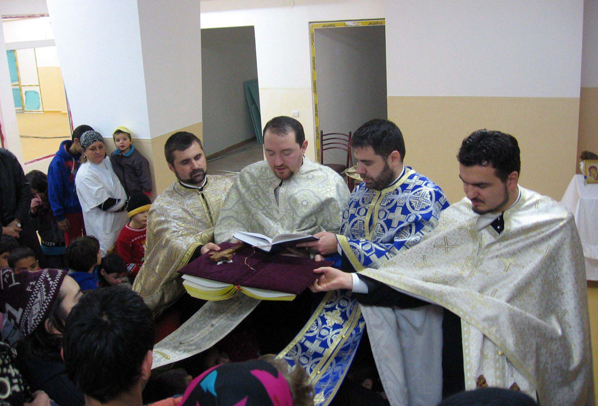 Sfântul Stelian, sărbătorit la Centrul „Alexandru Roşca“ din Piatra Neamţ