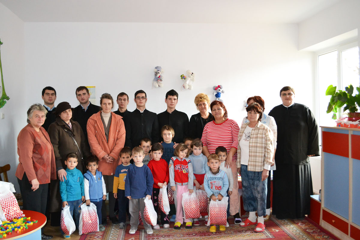 Daruri pentru sute de copii, din partea Sfântului Nicolae