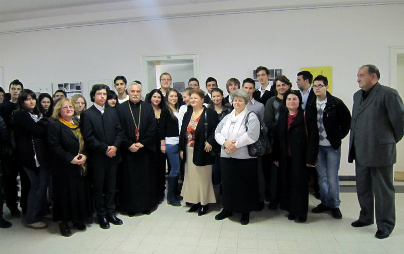 Elevii timişoreni au realizat expoziţia “Biserici de lemn din zona etnografică Făget – machete şi relevee” Elevii timişoreni au realizat expoziţia “Biserici de lemn din zona etnografică Făget – machete şi relevee”