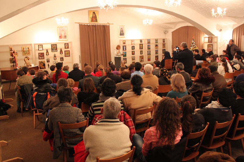 Vernisajul Expoziţiei „Icoane şi colinde de Crăciun”, la Arhiepiscopia Râmnicului