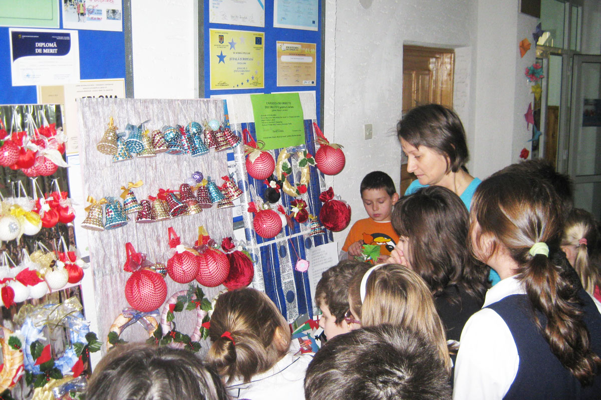 Expoziţie de obiecte decorative în scop caritabil