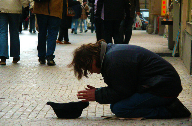 Nu răpiți cerșetorilor bucuria muncii!