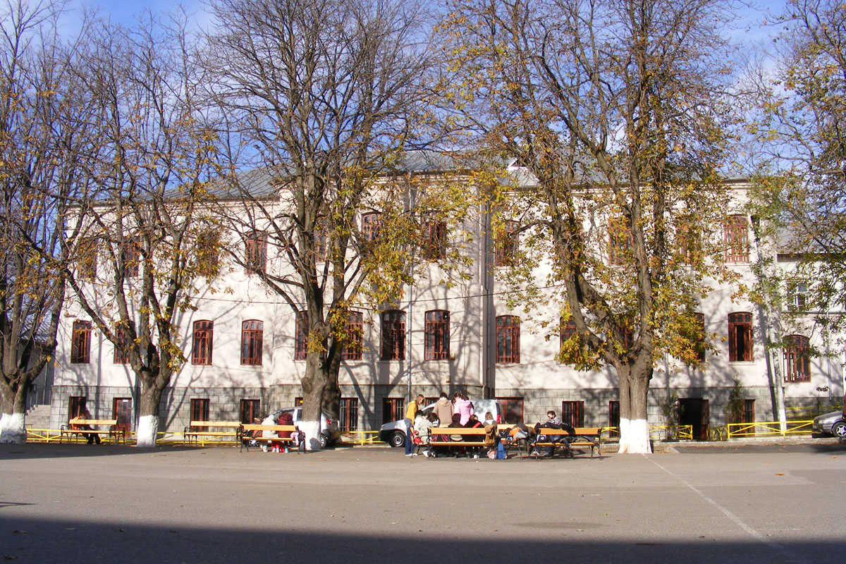 Copiii nevoiaşi, ajutaţi de voluntarii grupului „Impact Eminescu“