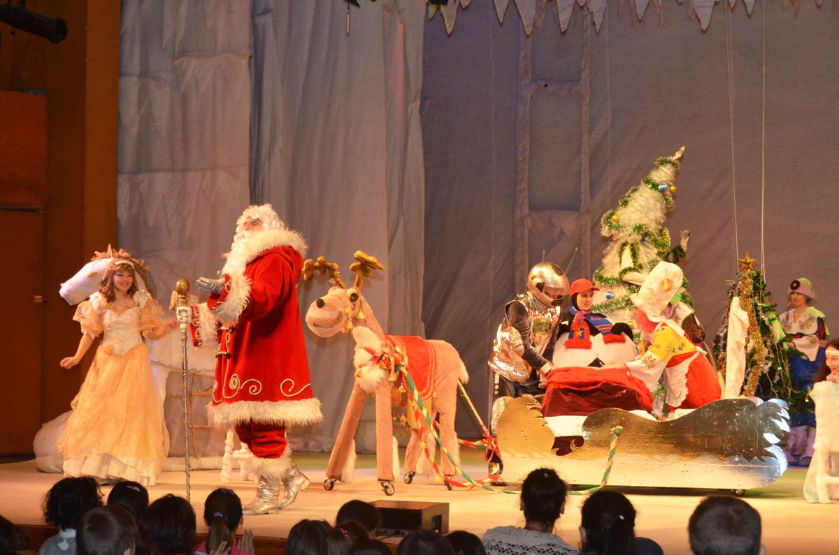 Spectacol de teatru, dar de Sfântul Nicolae