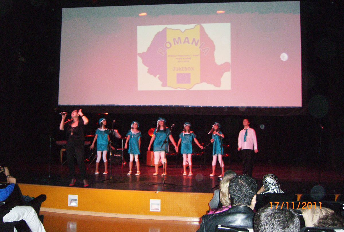 Elevi-artişti pe scena Centrului Cultural din Madrid