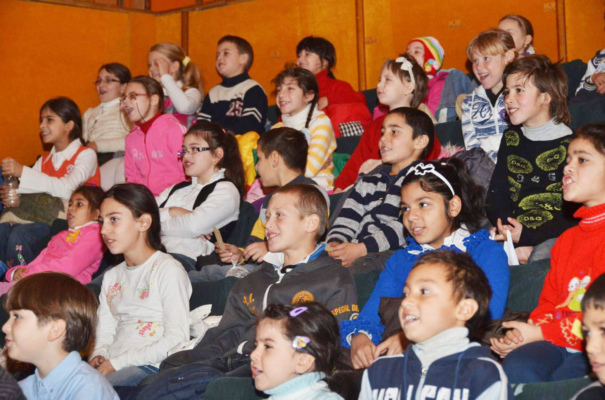 Spectacol de teatru, dar de Sfântul Nicolae