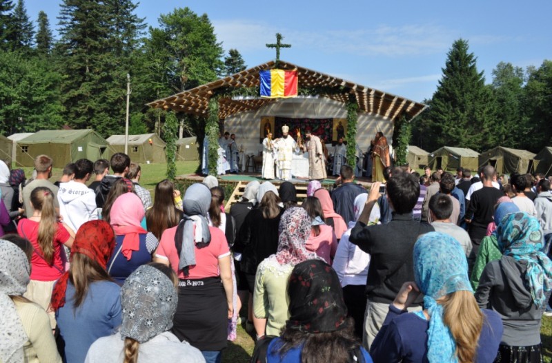 Moment din timpul Taberei de la Nemţişor: Sfânta şi Dumnezeiasca Liturghie Cuvântul Înaltpreasfinţitului Iosif către tineri: "Vocaţia tânărului - chemarea lui Hristos"