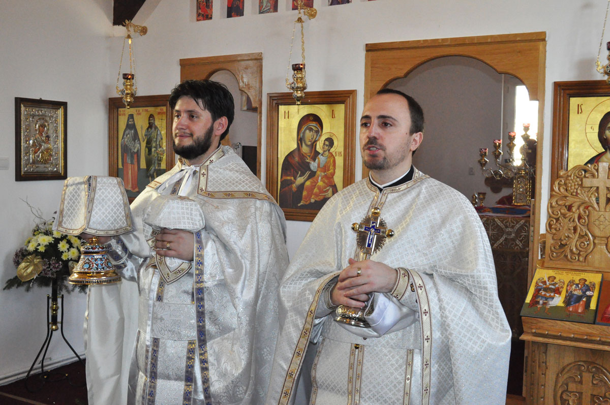 Prima Liturghie în parohia „Sfinţii Arhangheli Mihail şi Gavriil“ din Iaşi