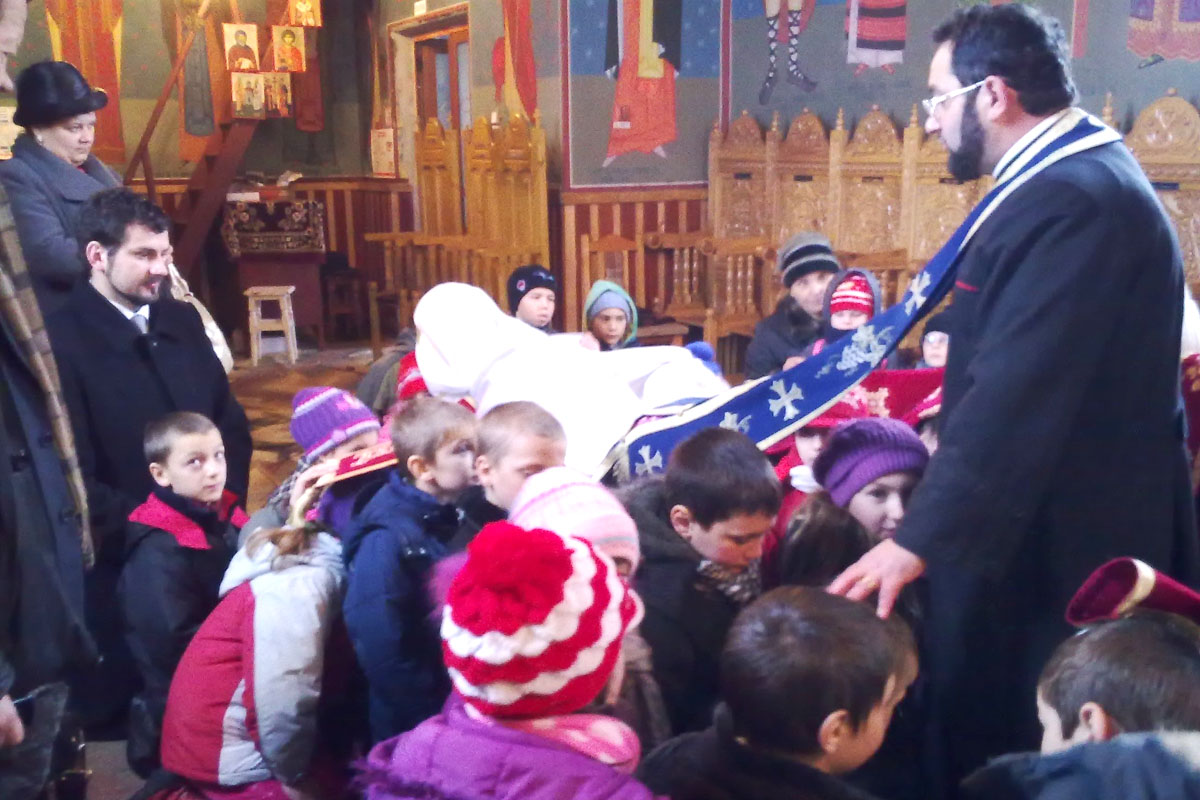 Sfânta Liturghie pentru copii, înainte de vacanţă, la Tătăruşi