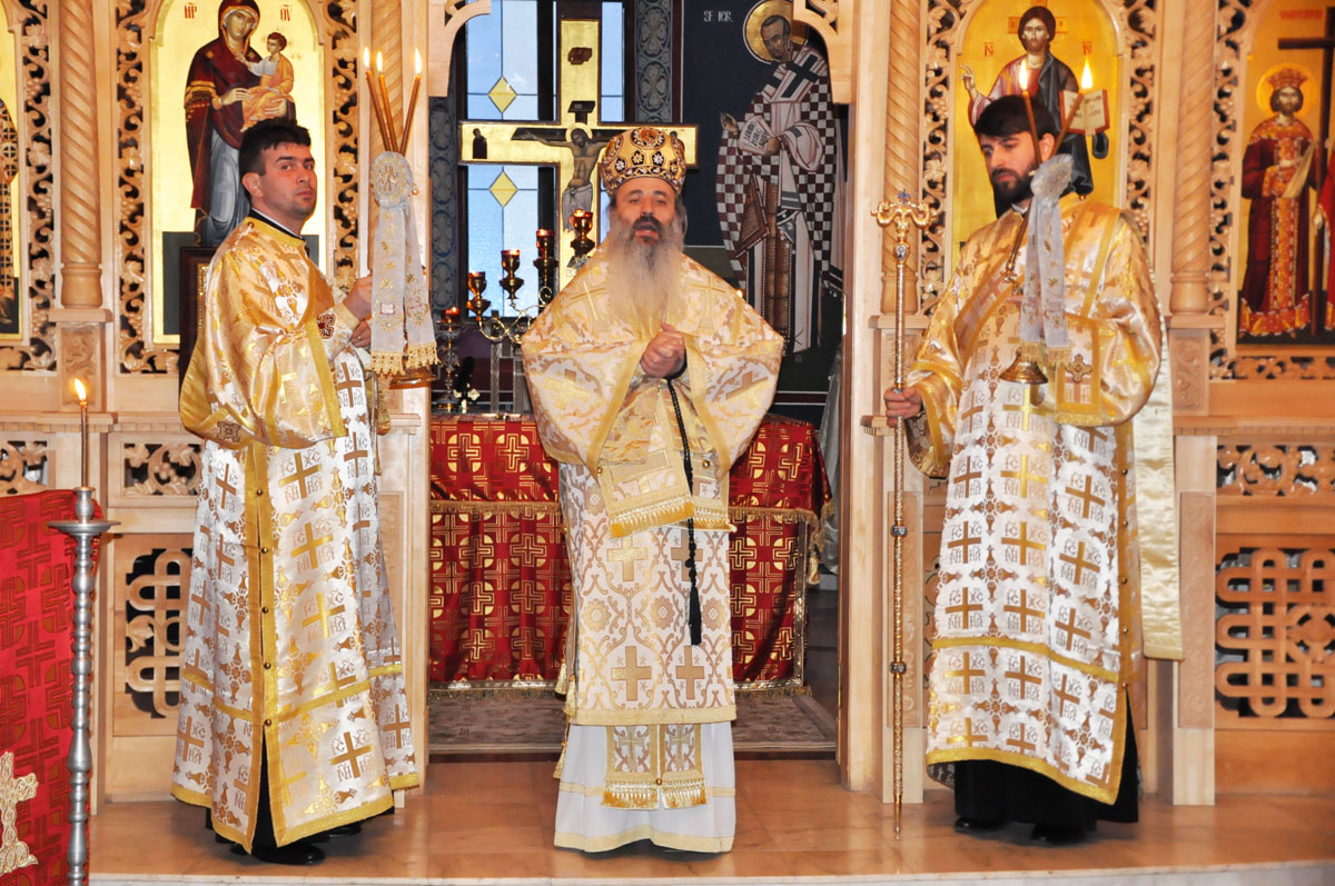 Înalt Preasfinţitul Teofan, în mijlocul seminariştilor de la Iaşi Înalt Preasfinţitul Teofan, în mijlocul seminariştilor de la Iaşi