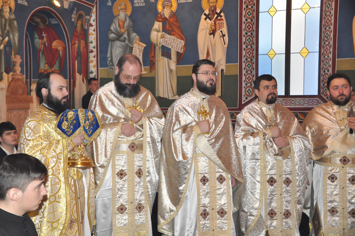 Înalt Preasfinţitul Teofan, în mijlocul seminariştilor de la Iaşi Înalt Preasfinţitul Teofan, în mijlocul seminariştilor de la Iaşi