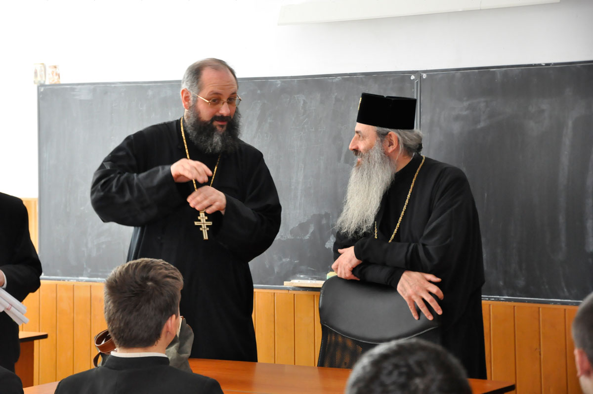Înalt Preasfinţitul Teofan, în mijlocul seminariştilor de la Iaşi Înalt Preasfinţitul Teofan, în mijlocul seminariştilor de la Iaşi