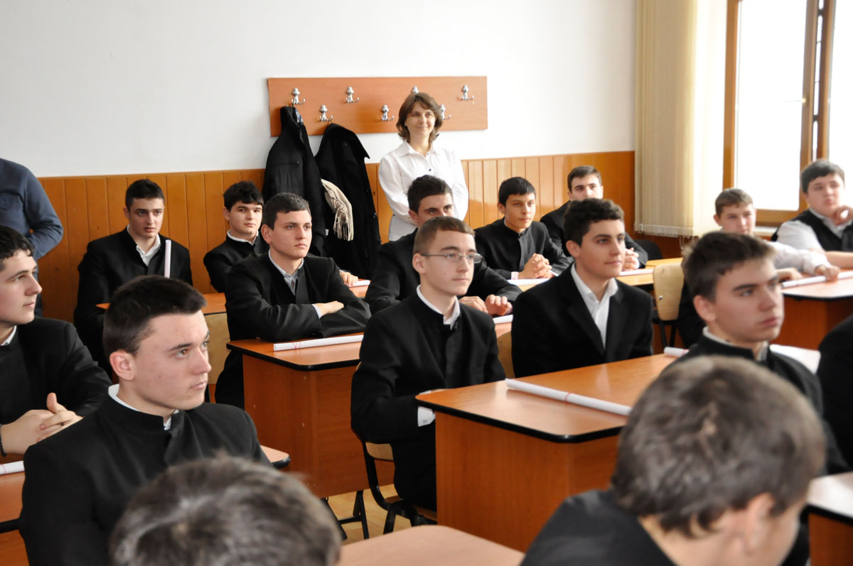 Înalt Preasfinţitul Teofan, în mijlocul seminariştilor de la Iaşi Înalt Preasfinţitul Teofan, în mijlocul seminariştilor de la Iaşi