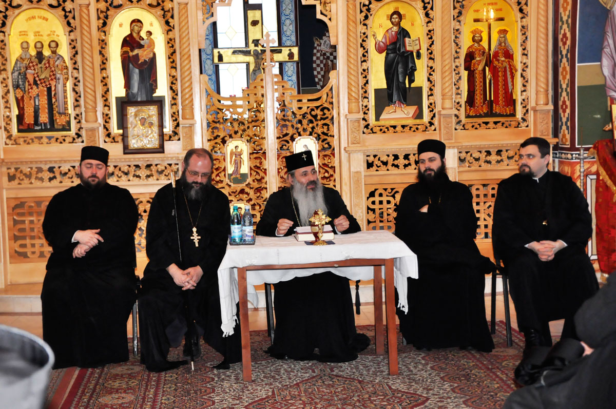 Înalt Preasfinţitul Teofan, în mijlocul seminariştilor de la Iaşi Înalt Preasfinţitul Teofan, în mijlocul seminariştilor de la Iaşi
