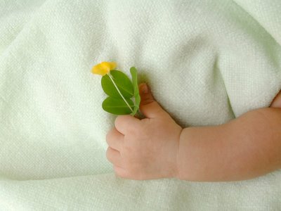 În Grecia, familiile disperate îşi părăsesc copiii