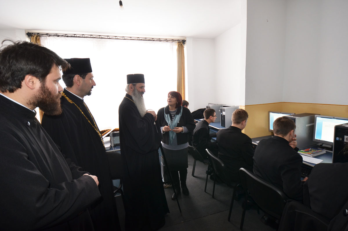 Clasa a IX-a, la ora de Informatică Înalt Preasfinţitul Teofan, în mijlocul seminariştilor de la Piatra Neamţ