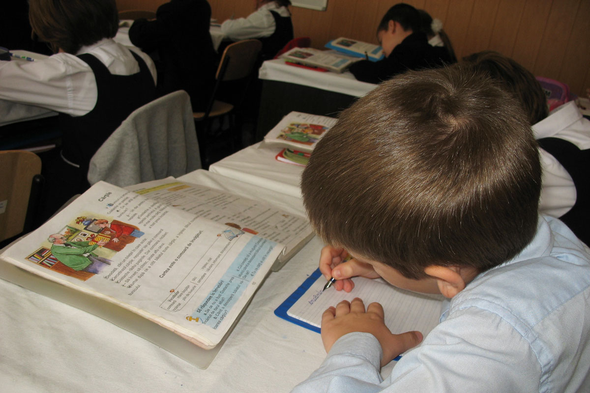 Elevii pot fi şcolarizaţi şi la domiciliu