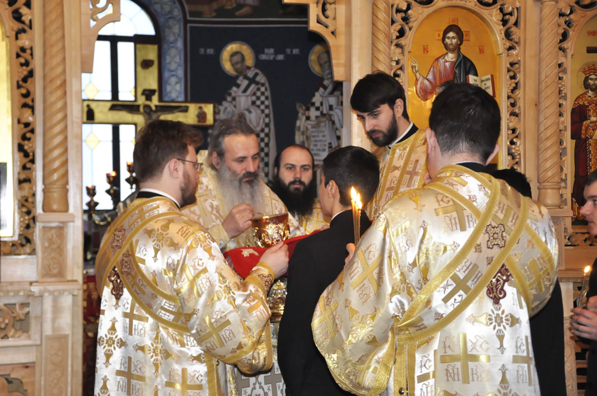 O parte dintre elevii seminarişti s-au împărtăşit cu Sfintele Daruri Înalt Preasfinţitul Teofan, în mijlocul seminariştilor de la Iaşi