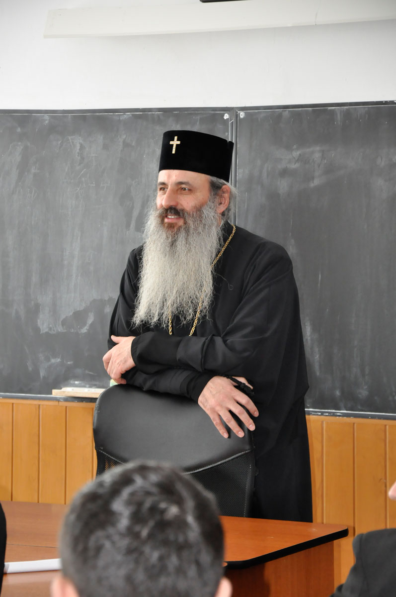 IPS Teofan: „Îndemnul meu pentru voi este de a vă înscrie la Facultatea de Teologie“ Înalt Preasfinţitul Teofan, în mijlocul seminariştilor de la Iaşi