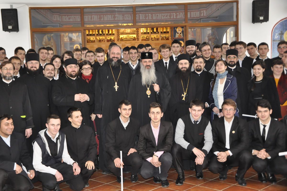 Înalt Preasfinţitul Teofan, în mijlocul seminariştilor de la Iaşi