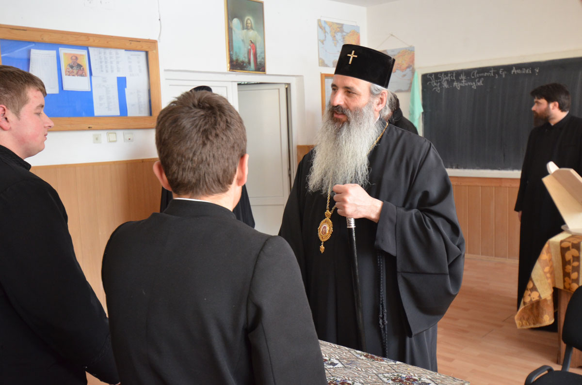Înalt Preasfinţitul Teofan, în mijlocul seminariştilor de la Piatra Neamţ