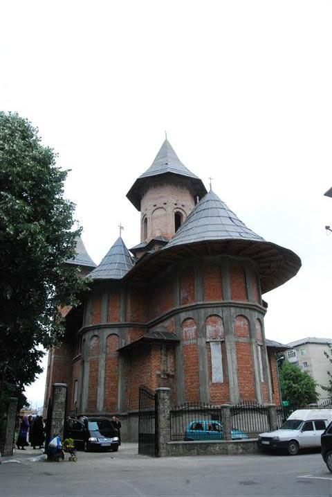 Slujbă arhierească la Biserica „Sfânta Treime“ din Botoşani