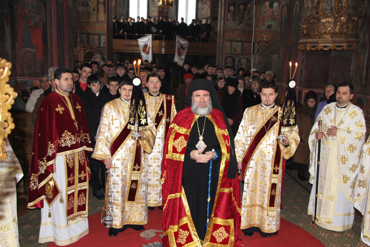 PS Ioachim Băcăuanul a oficiat Sfânta Liturghie la Catedrala arhiepiscopală din Roman Slujbe arhiereşti în cinstea Sfinţilor Trei Ierarhi