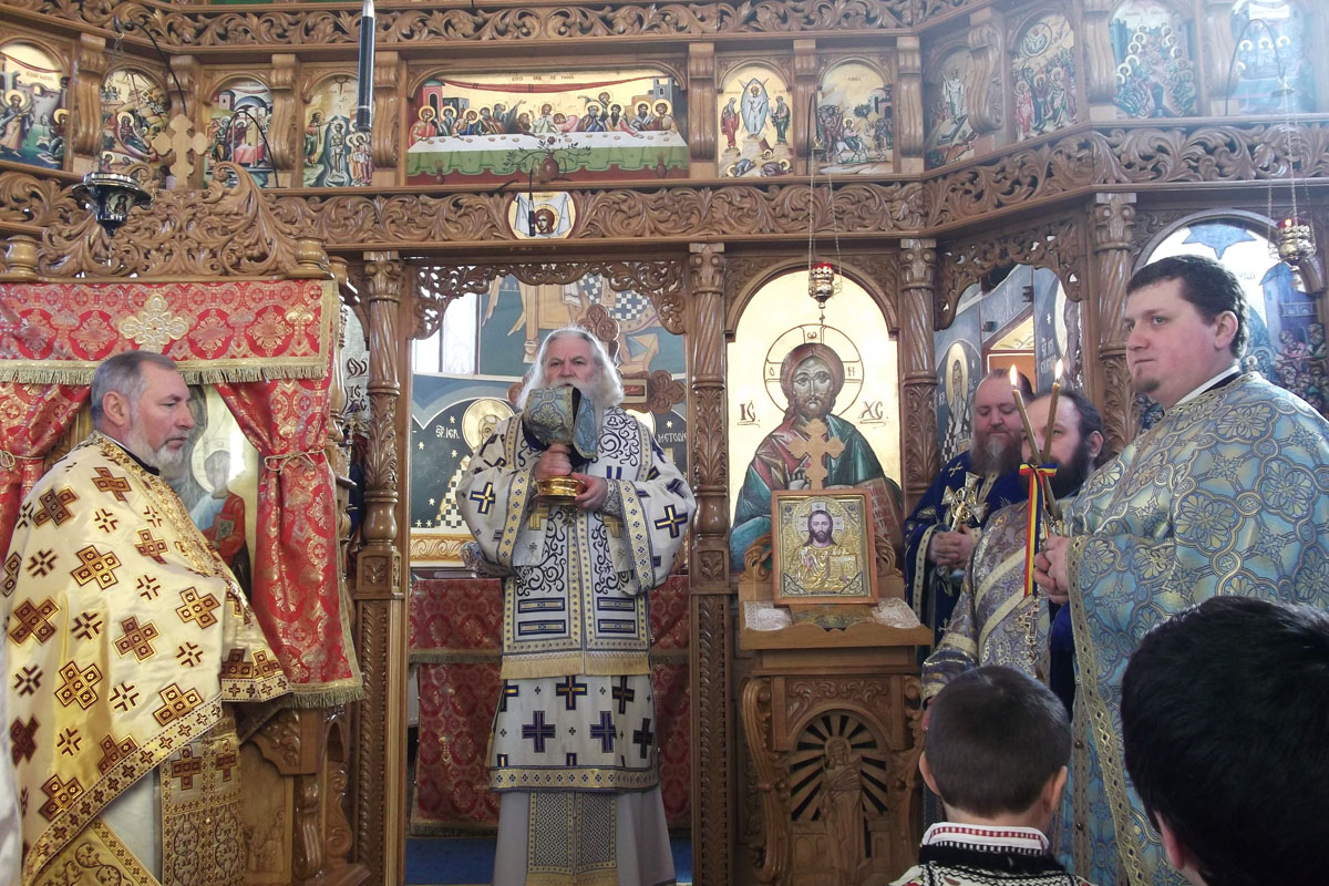 PS Calinic Botoşăneanul a oficiat Sfânta Liturghie alături de un sobor de preoţi şi diaconi Slujbă arhierească în parohia Ipatele