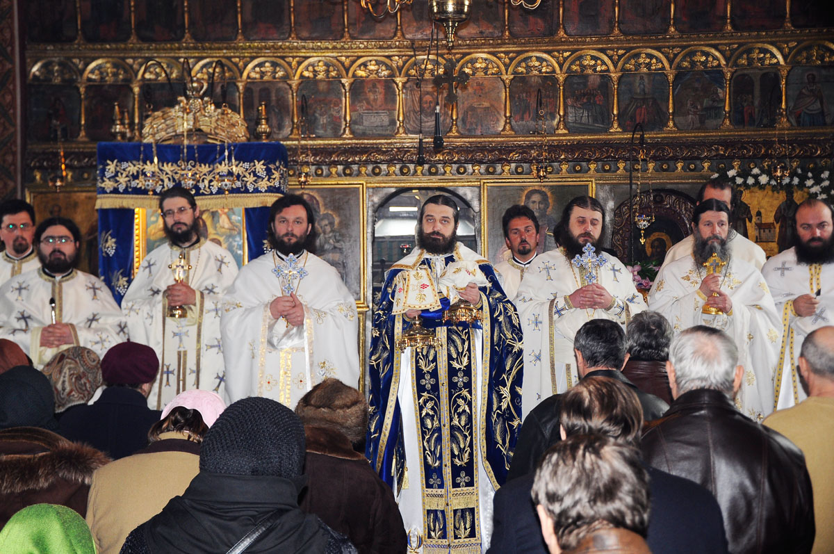 Sfinţii Atanasie şi Chiril, prăznuiţi în două biserici din Iaşi Sfinţii Atanasie şi Chiril, prăznuiţi în două biserici din Iaşi