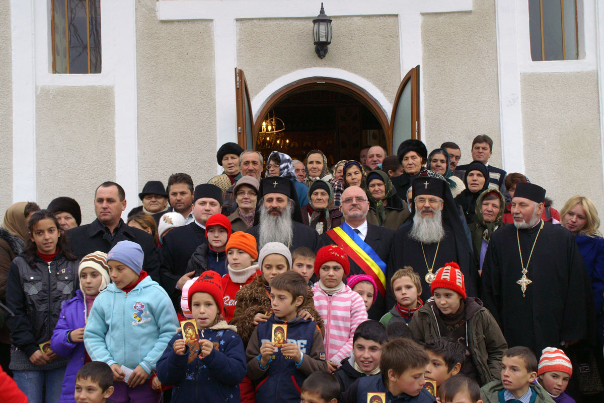 Slujbă arhierească în parohia Ipatele