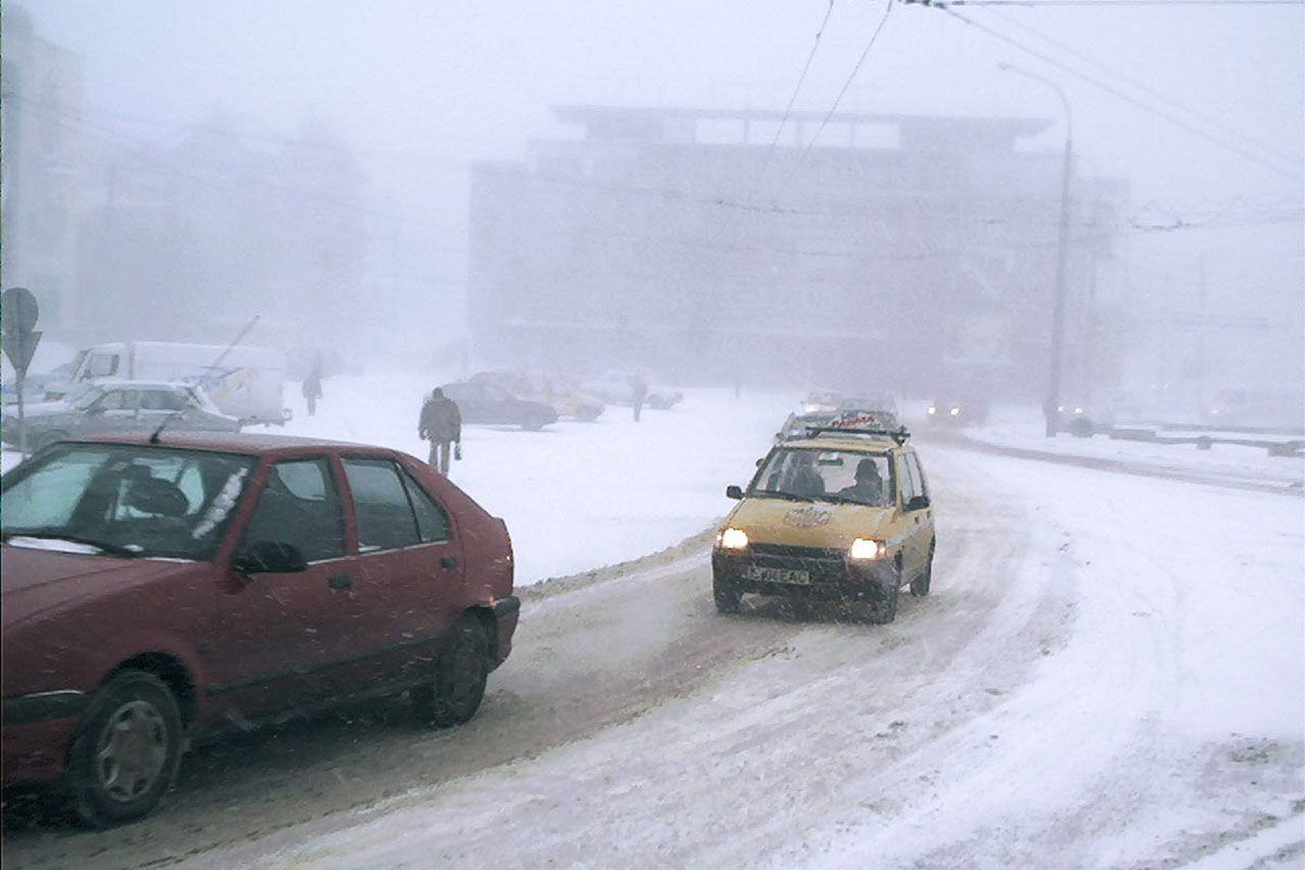 Zeci de drumuri închise în nordul Moldovei