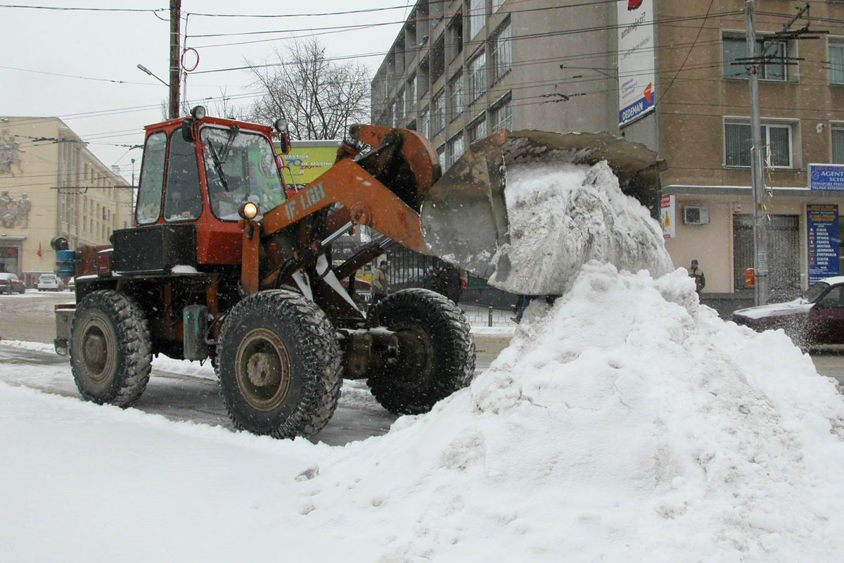 Gerul şi zăpada continuă să îngreuneze circulaţia rutieră