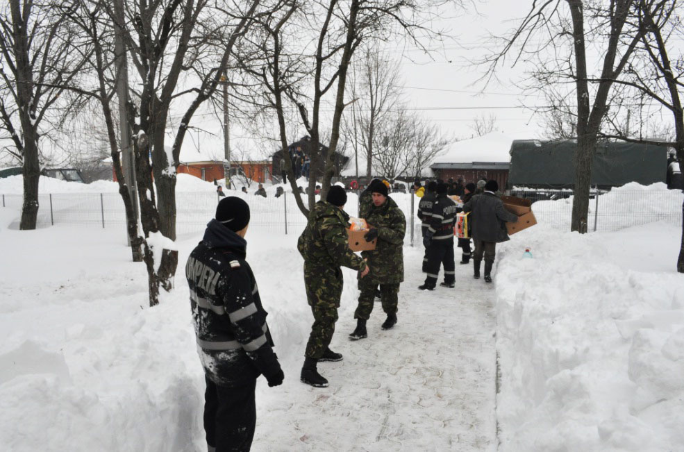Parohiile şi jandarmii din judeţul Bacău, în sprijinul sinistraţilor