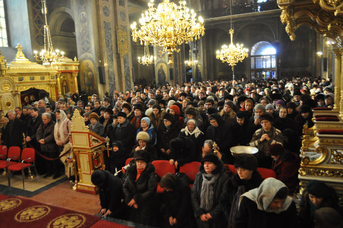 Peste 2.000 de credincioşi au participat la slujba hramului Catedralei mitropolitane din Iaşi „Praznicul acesta este minunat pentru că ne dă nădejde şi ne îndreaptă către Hristos“