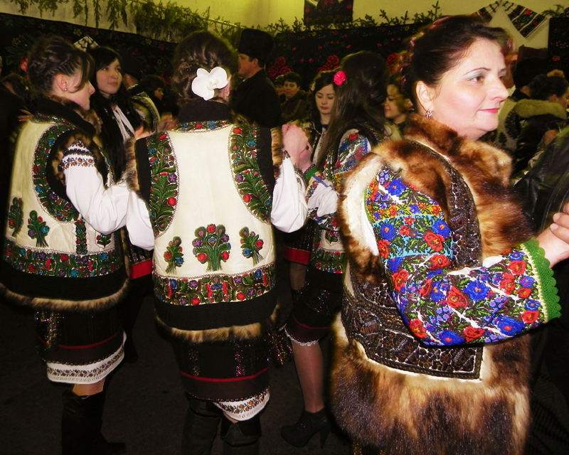 „Între bal şi discotecă majoritatea tinerilor ar alege balul”