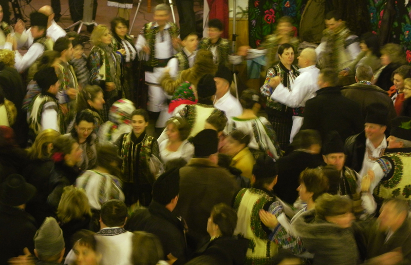 „Între bal şi discotecă majoritatea tinerilor ar alege balul”