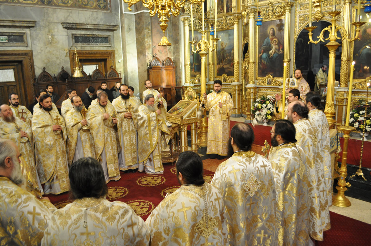 Momentul ieşirii cu Cinstitele Daruri „Praznicul acesta este minunat pentru că ne dă nădejde şi ne îndreaptă către Hristos“
