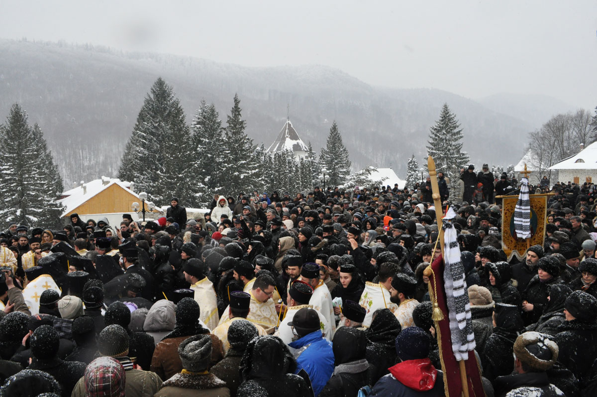 Slujba înmormântării a fost oficiată în biserica Mănăstirii Pângăraţi Părintele Teofil, „purtat spre împărăţia cerurilor“