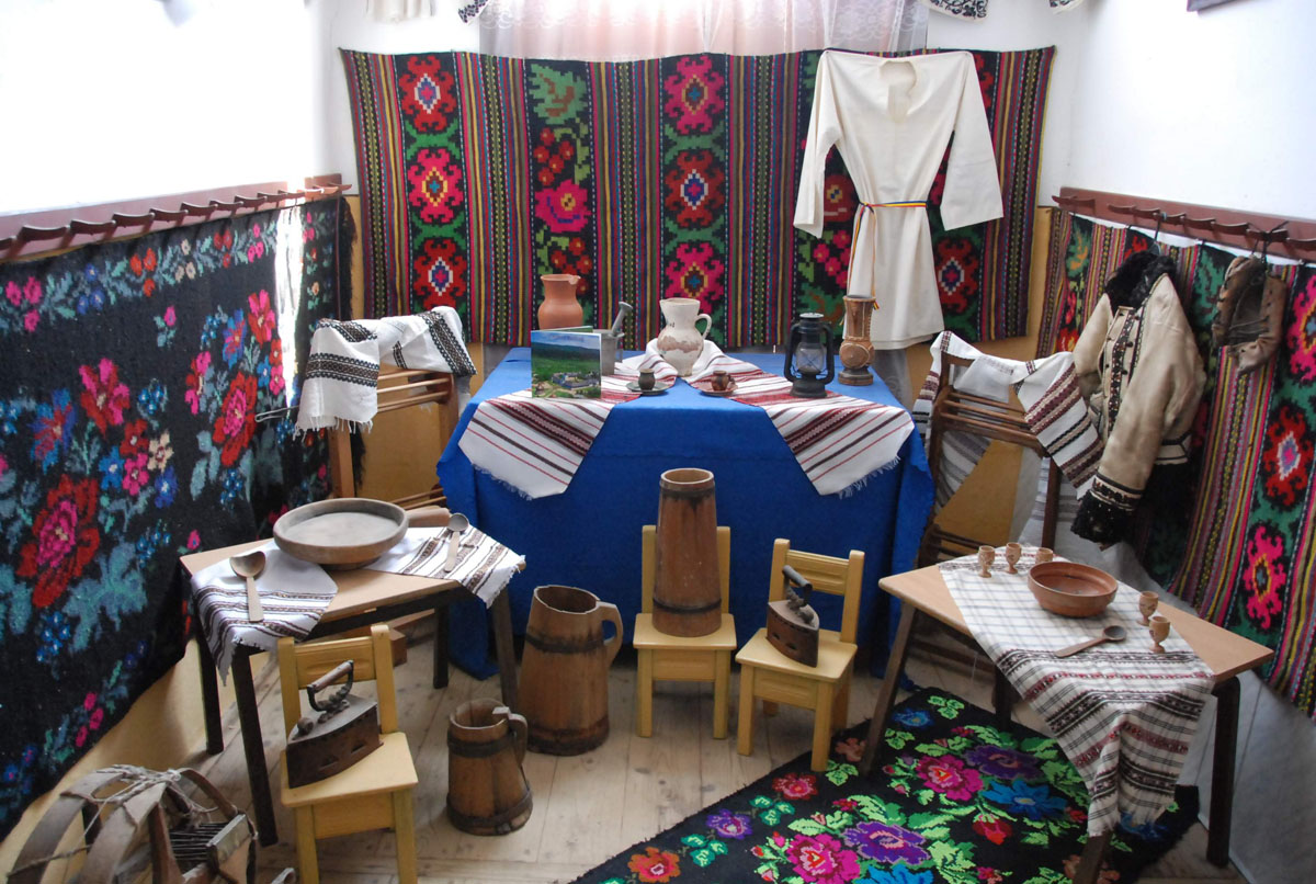 Colţul etnografic, amenajat la Şcoala Demăcuşa Acasă la huţulii de la Demăcuşa