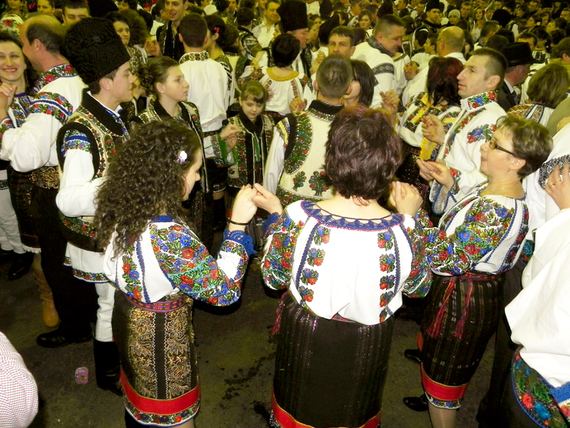 „Între bal şi discotecă majoritatea tinerilor ar alege balul”