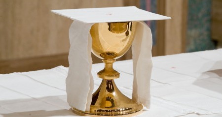 Un preot catolic dat afară pentru improvizaţii în slujbă