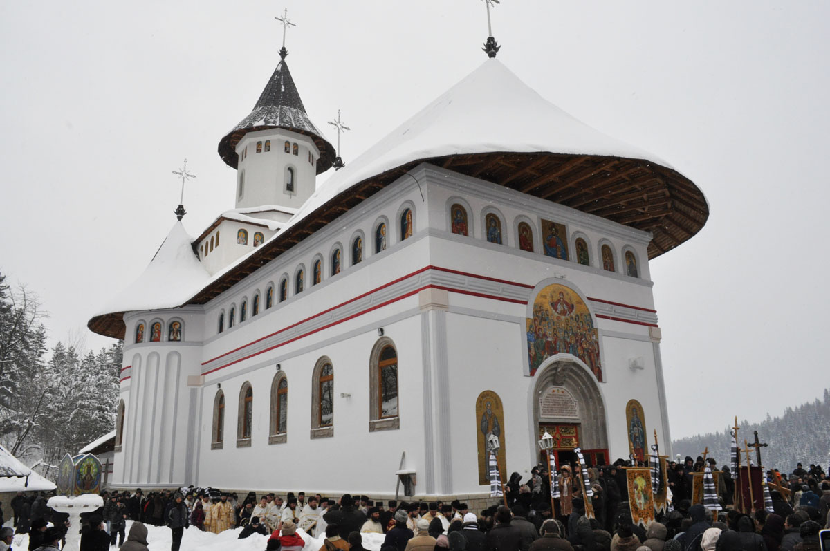 În jurul bisericii Mănăstirii Pângăraţi a avut loc o procesiune Părintele Teofil, „purtat spre împărăţia cerurilor“