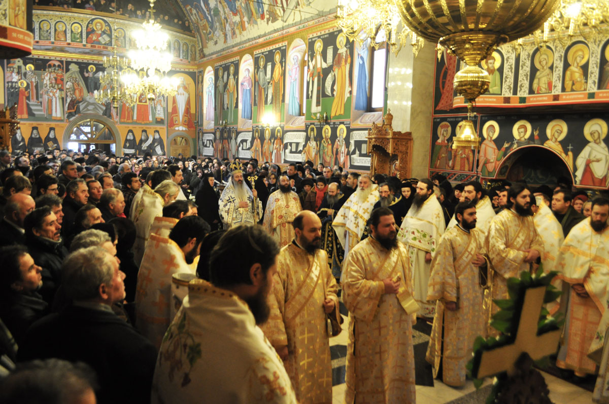 Sfânta Liturghie a fost oficiată de IPS Părinte Teofan Părintele Teofil, „purtat spre împărăţia cerurilor“