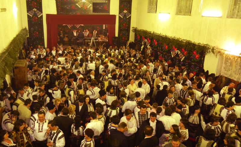 „Între bal şi discotecă majoritatea tinerilor ar alege balul”