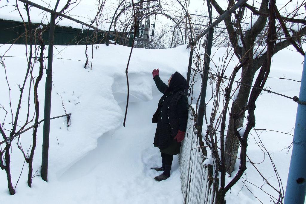 Zeci de mii de oameni, izolaţi în case de nămeţi